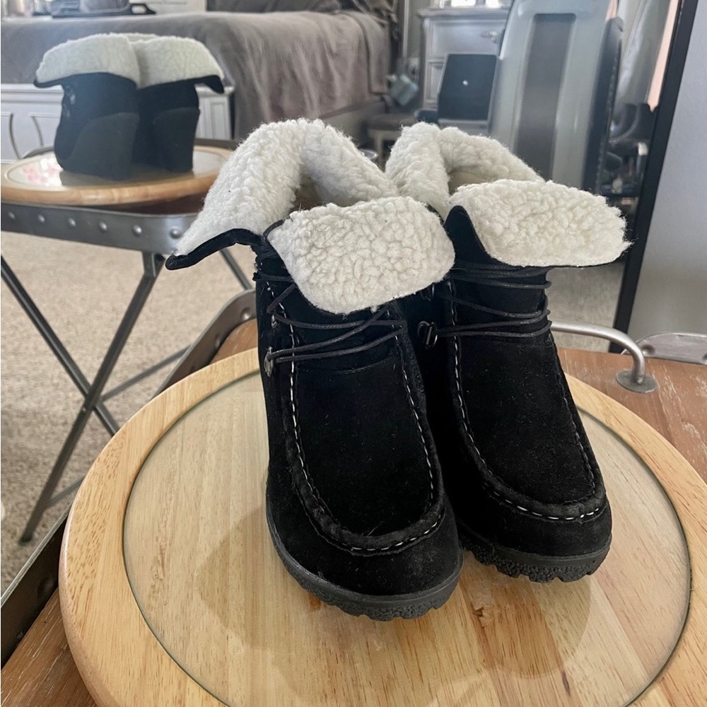 Ladies Winter Boots. Sz 6.  Small Wedge